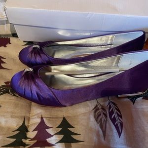 Brand new plum women’s dress shoes. Never worn since too small.